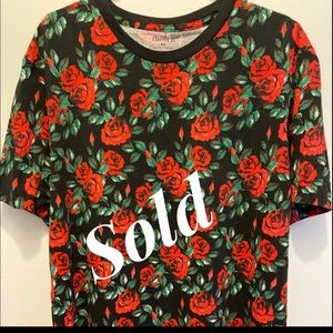 Forever 21 rose floral T-shirt size L.